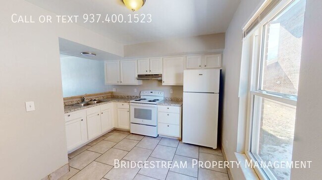 Building Photo - 2 bedroom, 1.5 bath townhome with 1 car at...