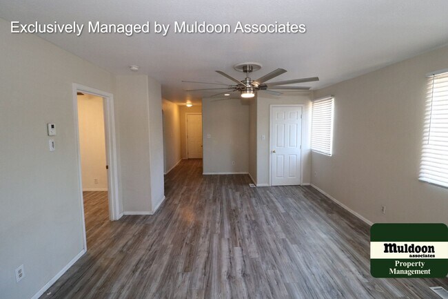 Foto del edificio - Cute as a button!  1 1/2 Story home on a b...