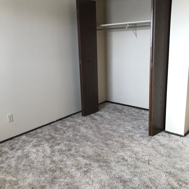 Building Photo - 3 Bed 1 Bath Unit in Red Deer, AB