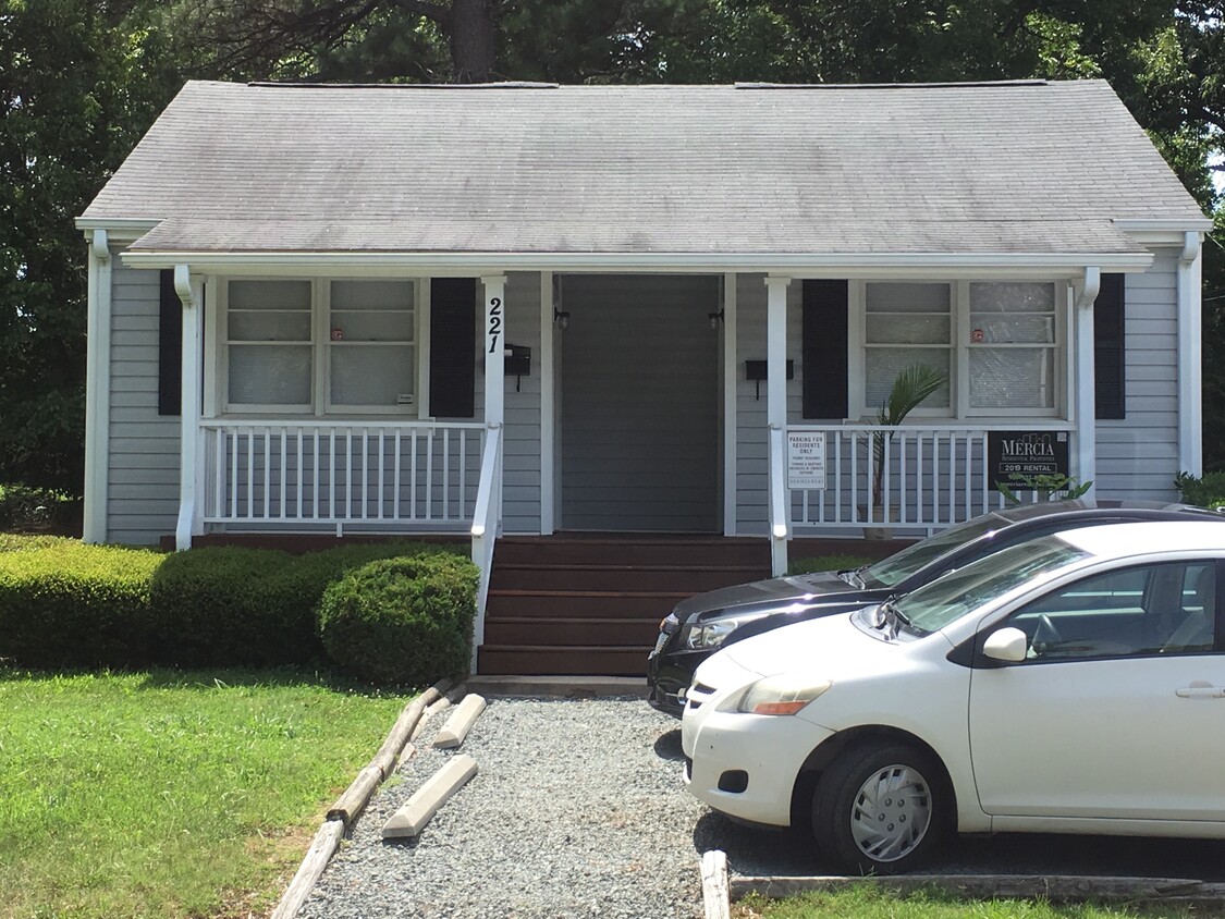 Primary Photo - 221 N Roberson St