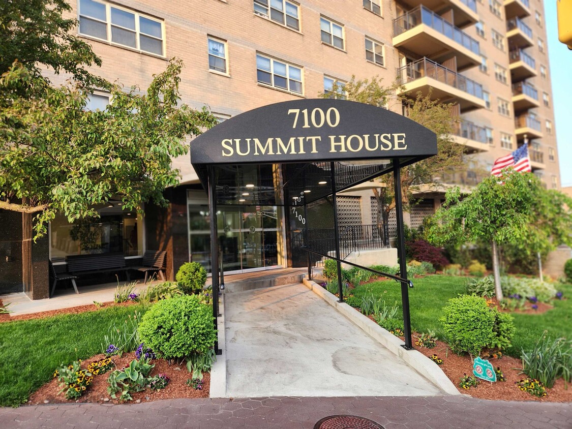 Primary Photo - 7100 Boulevard E