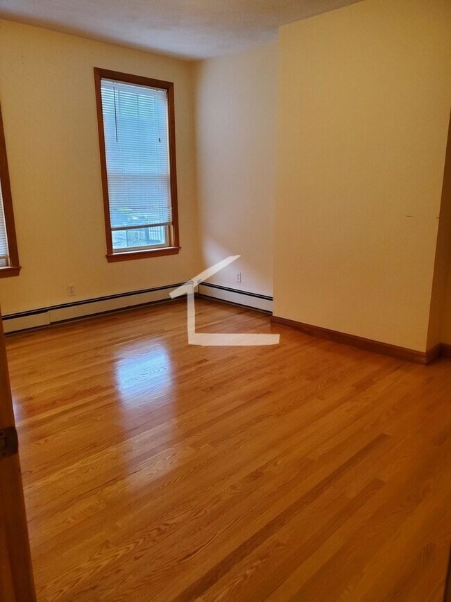 Building Photo - Charming 2 Bedroom