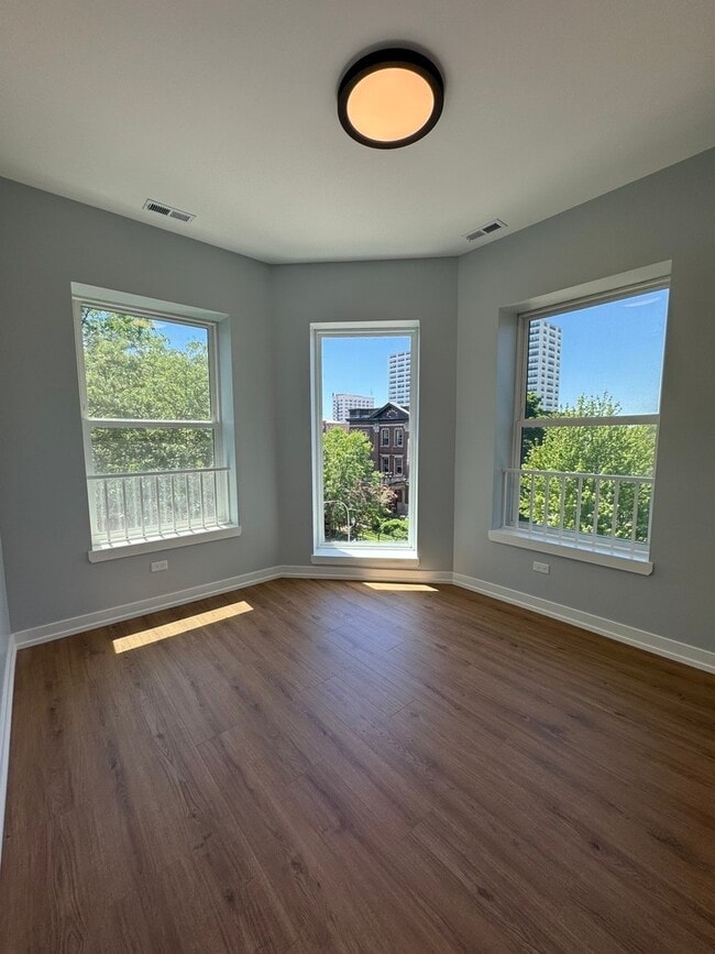 Foto del edificio - 4901 N Kenmore Ave