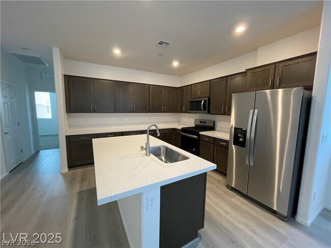 Foto del edificio - 645 Bellus Pl