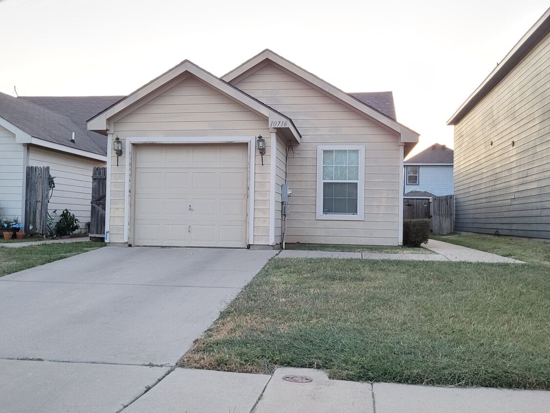 2 BEDROOM 2 BATHROOM NO PETS - 2 BEDROOM 2 BATHROOM    NO PETS
