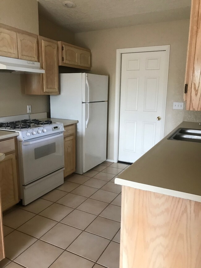 Building Photo - 2 Bedroom 1 Bath Contact Property Pros 928...