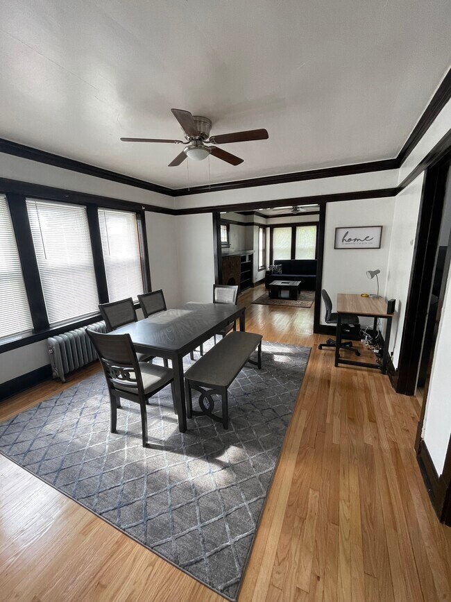 Foto del edificio - 1219 N Laramie Ave