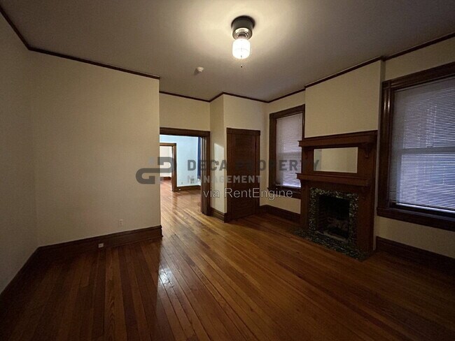 Foto del edificio - 2304 Russell Blvd