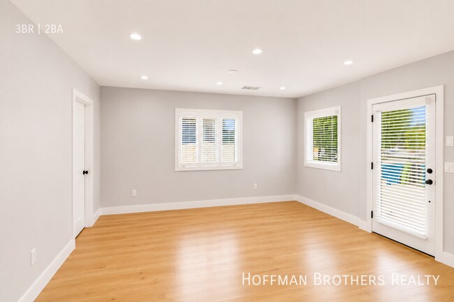 Building Photo - 6637 Tyrone Ave