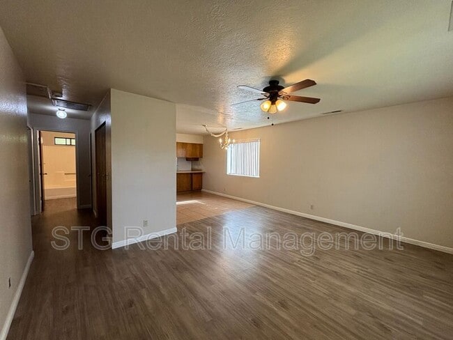 Foto del edificio - 325 N Main St