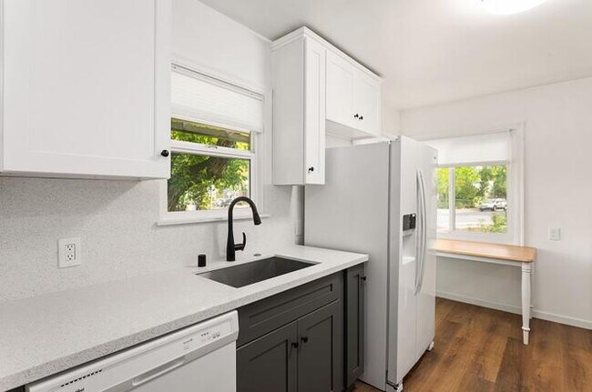 Building Photo - Welcome to this charming 2-bedroom