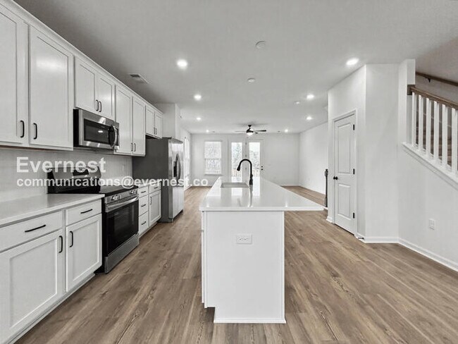 Building Photo - 3 Bed/2.5 Bath Townhome with Garage / Pet-Friendly / Available Now!