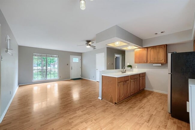 Foto del edificio - 8308 Hathaway Dr
