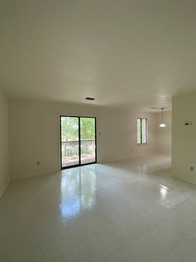 Foto del edificio - 3708 Donovan Drive. Unit C