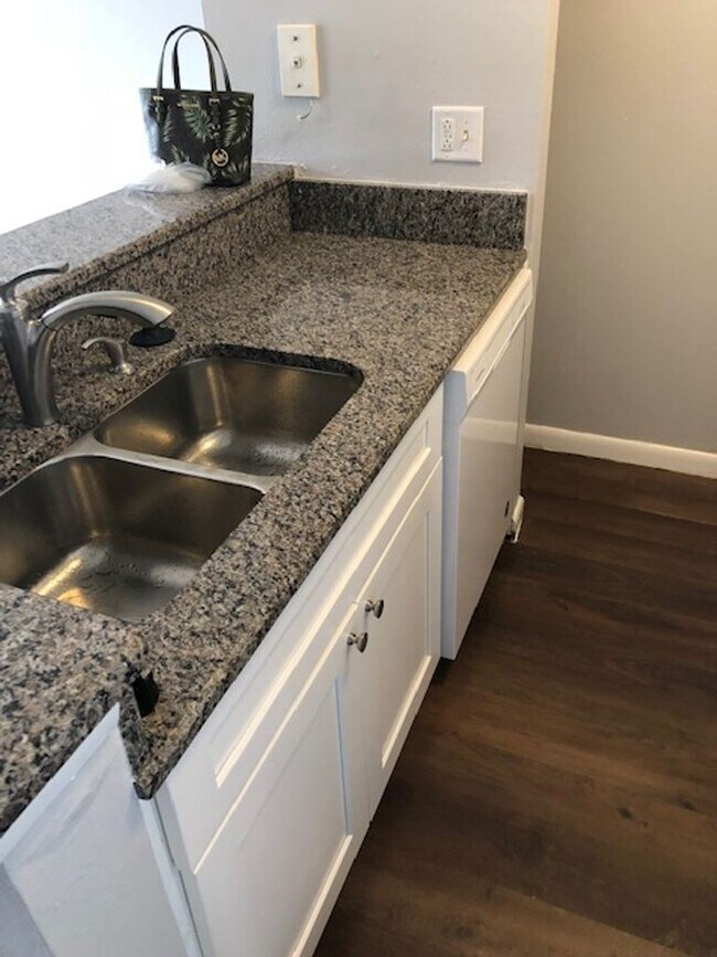 Building Photo - Palm Lakes Condo