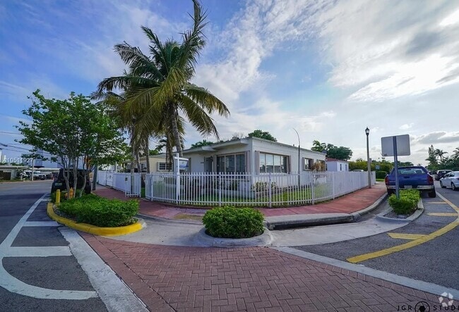 Building Photo - 8140 Crespi Blvd
