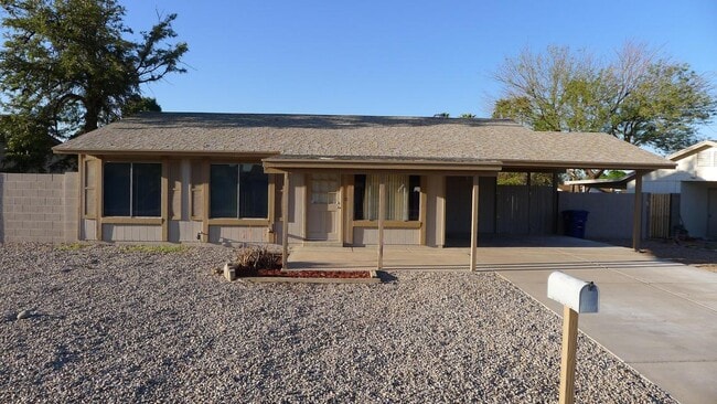 Building Photo - 812 W Watson Dr