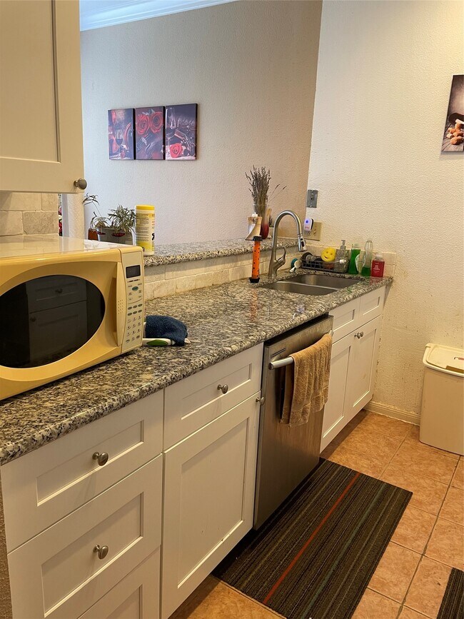 Foto del edificio - 8055 Cambridge St