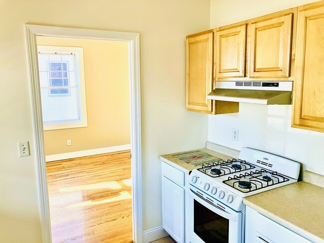 Building Photo - 25 Roslyn St