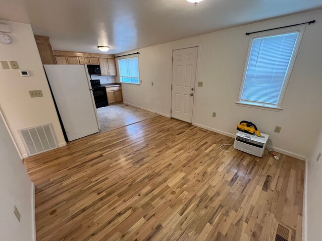 Building Photo - 1-2 Bedroom 1 Bath House with Garage, Newl...