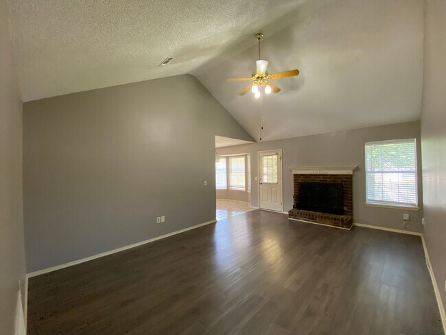 Foto del edificio - Three Bedroom Home -2.5 Miles from the Uni...