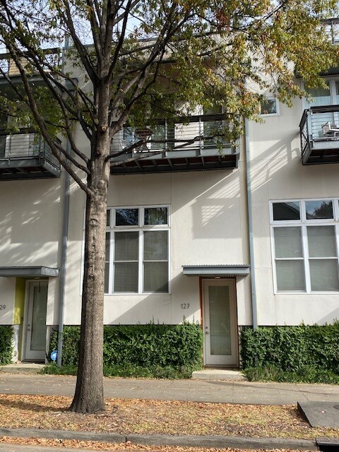 Front Entrance on 17th Street - 127 W 17th St