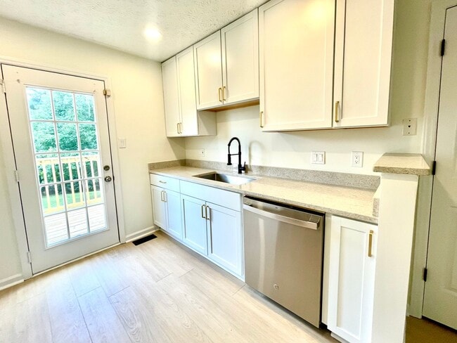 Building Photo - Beautifully updated, multi-level condo in ...