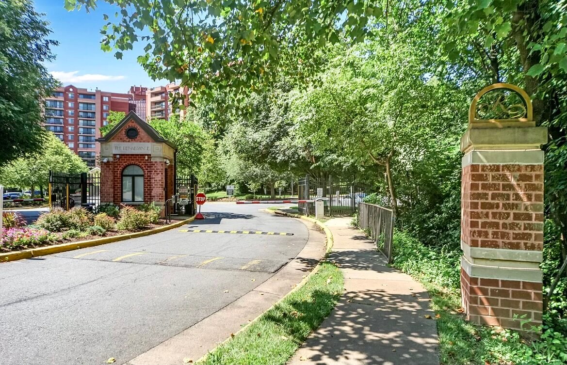 Foto principal - 2230 George C Marshall Dr