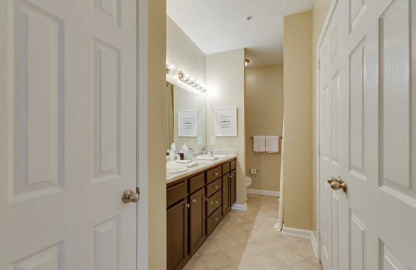 Building Photo - 9101 Crowne Springs Cir