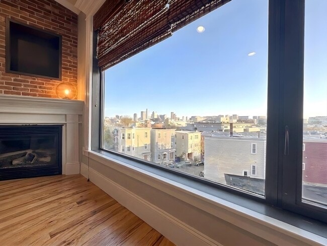 Building Photo - 410 E 3rd St