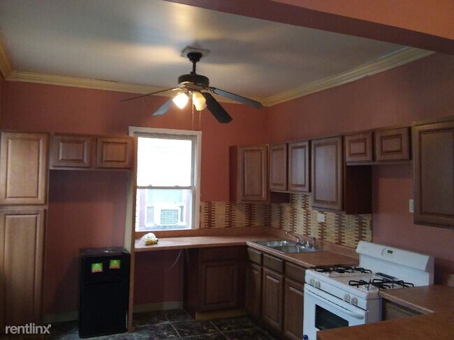 Building Photo - 3 br, 1 bath House - 1655 W 59th St