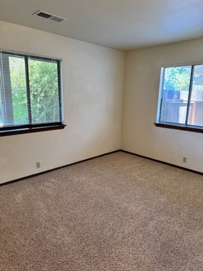 Building Photo - Home with bonus room and 2 car garage