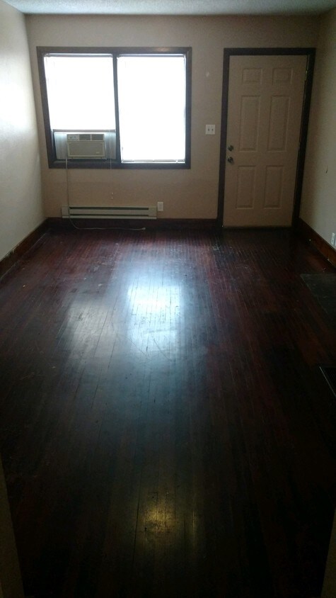 Living room - 354 S Hydraulic Ave