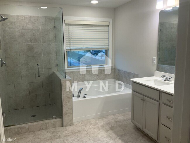 Foto del edificio - 4 br, 3.5 bath Townhome - 3150 McMurtry St