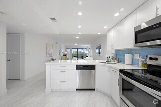 Building Photo - 1401 N Riverside Dr