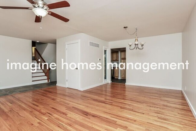 Building Photo - Lovely, Gorgeous Home in St Louis!