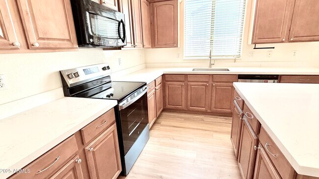 Building Photo - 9021 W Villa Maria Dr