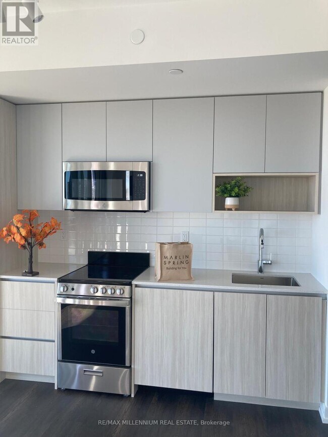 Photo du bâtiment - 801 The Queensway