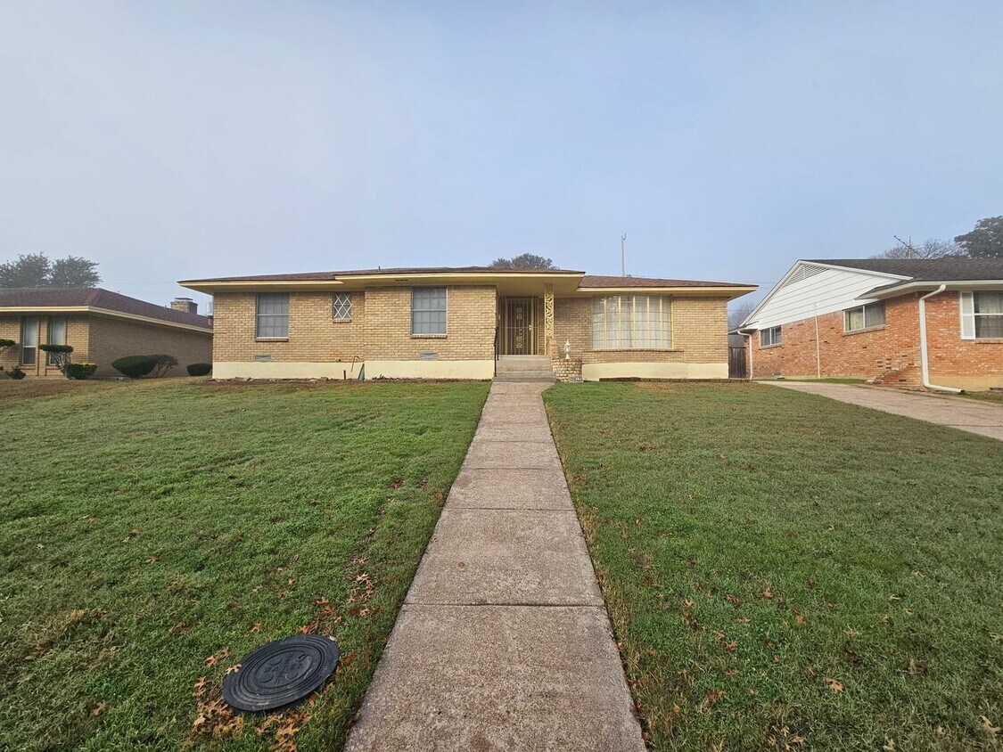 Primary Photo - 5915 Fox Hill Ln