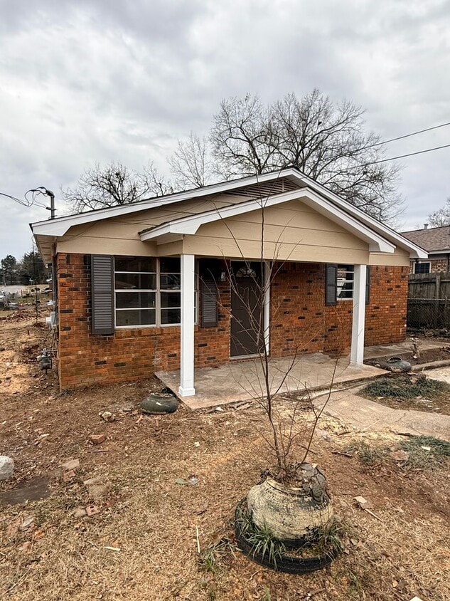 4 bedroom 2 bath HOUSE! - 4 bedroom 2 bath HOUSE!