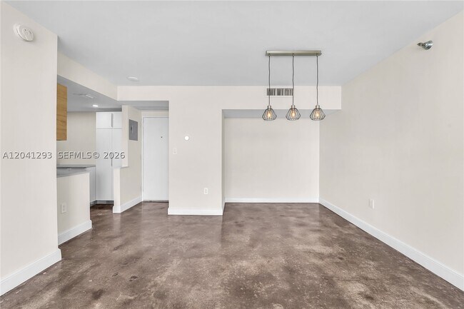 Building Photo - 20515 E Country Club Dr