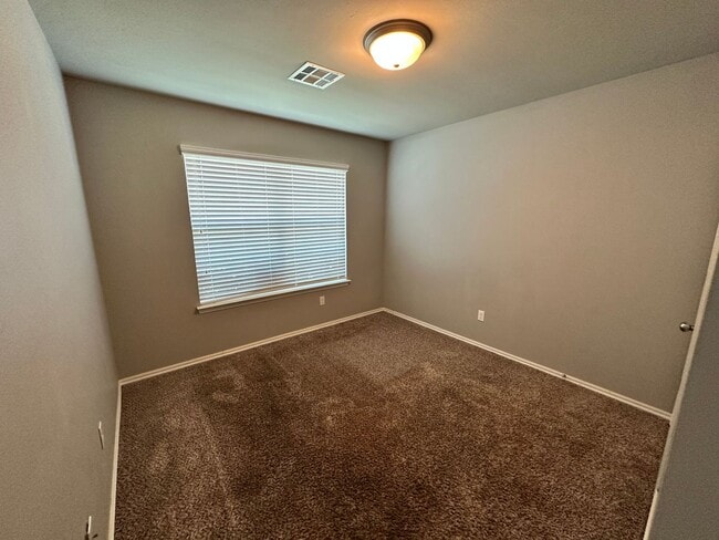 Building Photo - Beautiful 4 Bed 2 bath