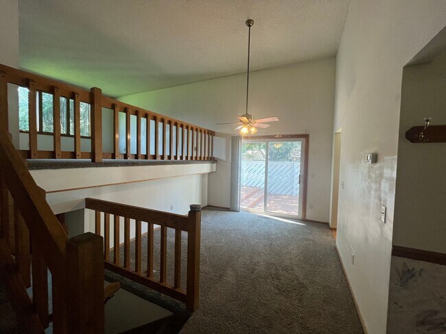 Foto del edificio - Don't pass up this corner lot unit with 3 ...