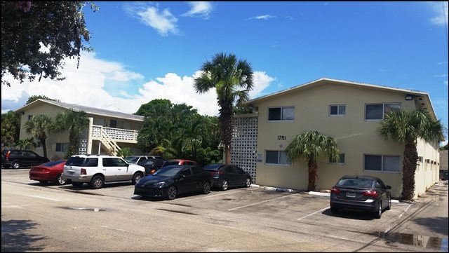 Building Photo - Breezy Palms Apartments