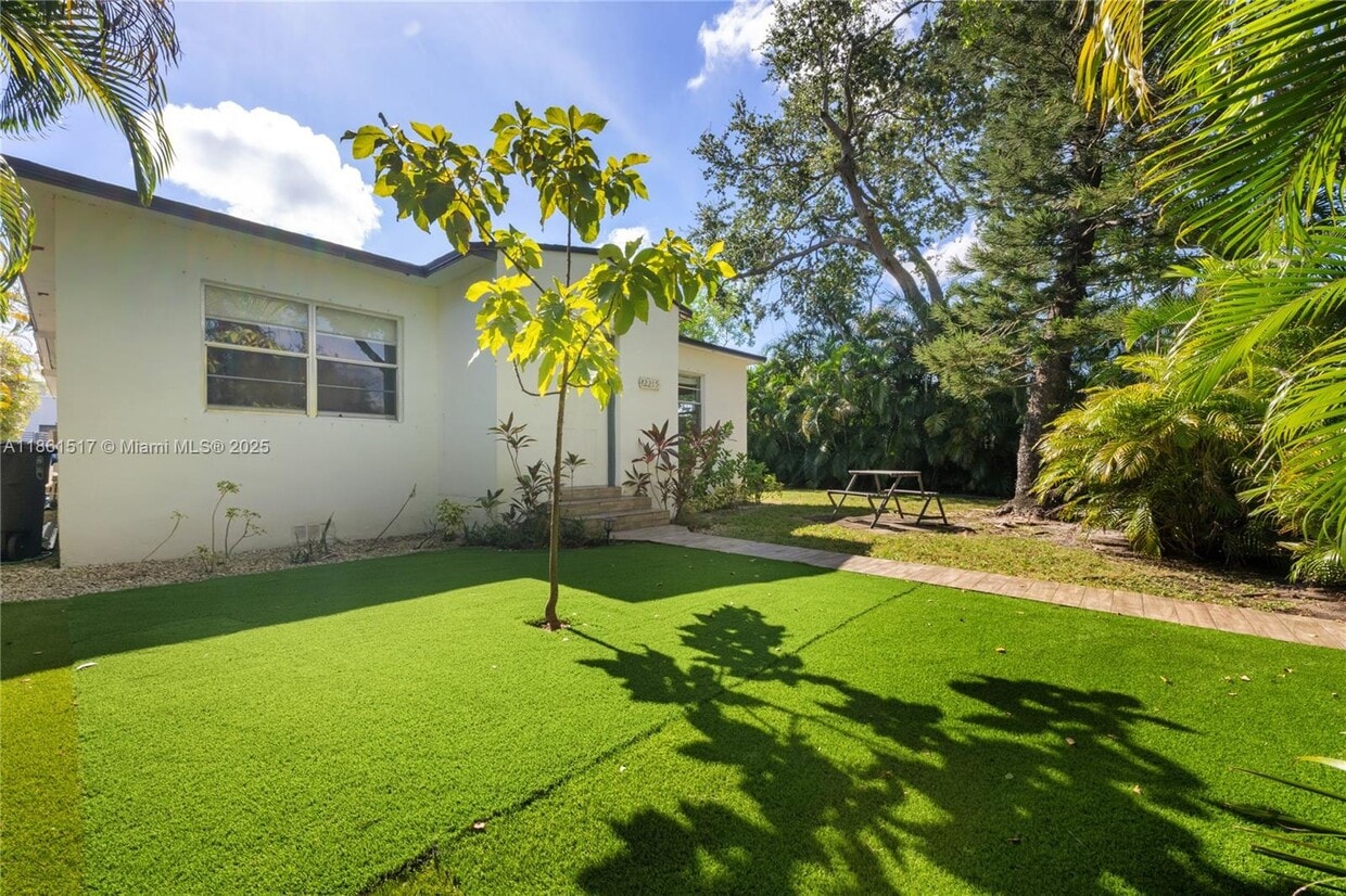 Foto principal - 12215 NE 12th Pl