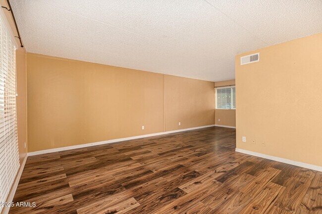 Foto del edificio - 7141 N 16th St
