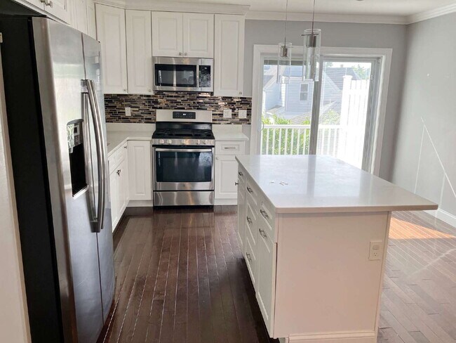 Building Photo - Good credit, solid income & references a m...