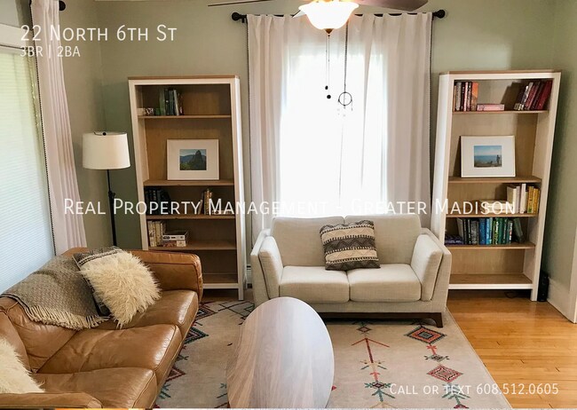 Foto del edificio - Updated 3 bedroom plus Den house near East...