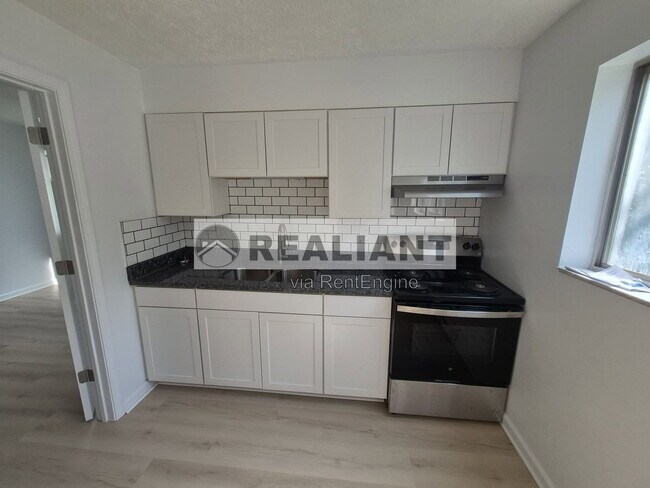 Building Photo - 922 Highland Ave