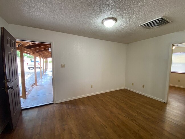Building Photo - Cute Apartment with Yard, Newly Updated AC